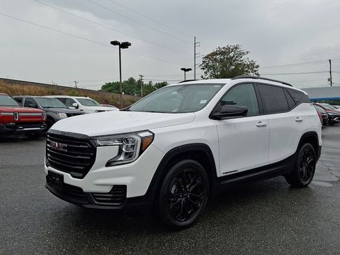 Certified 2022 GMC Terrain SLE w/ Driver Convenience Package AWD/4WD image 3