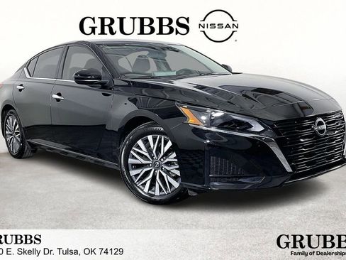 Certified 2025 Nissan Altima 2.5 SV w/ SV Premium Package FWD image 1