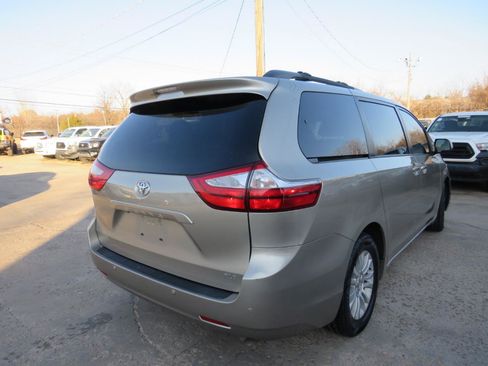 Used 2015 Toyota Sienna XLE w/ XLE Navigation Package FWD image 5
