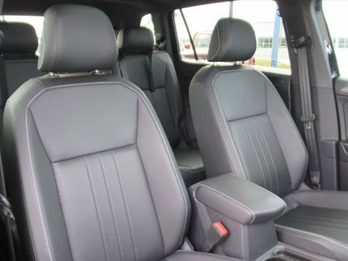 Used 2023 Volkswagen Tiguan SE R-Line image 11