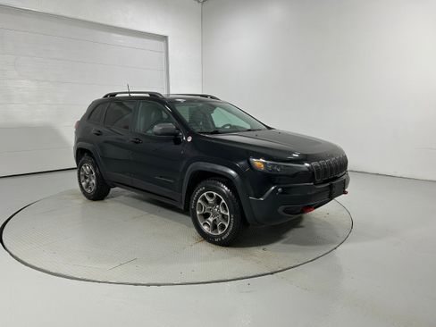 Used 2020 Jeep Cherokee Trailhawk image 2