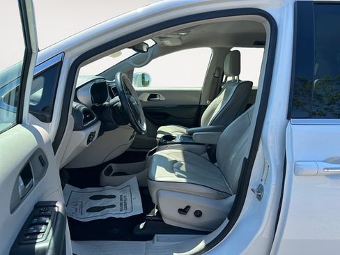 Used 2020 Chrysler Pacifica Limited w/ Advanced Safetytec Group FWD image 9