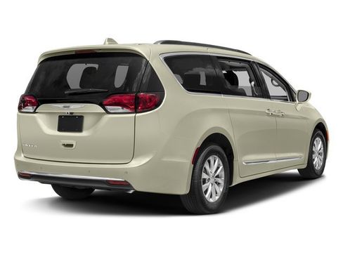 Used 2017 Chrysler Pacifica Touring-L Plus FWD image 2