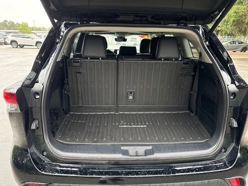 Used 2024 Toyota Highlander XLE FWD image 19