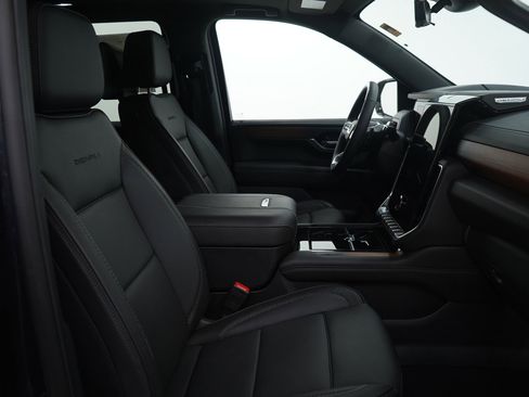 Used 2025 GMC Yukon Denali w/ Denali Reserve Package image 11