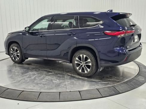 Used 2022 Toyota Highlander XLE image 3
