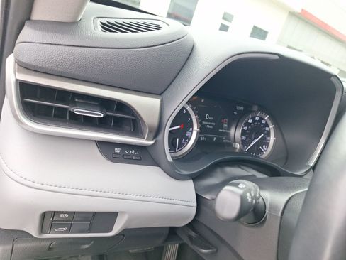 Used 2022 Toyota Highlander XLE image 18