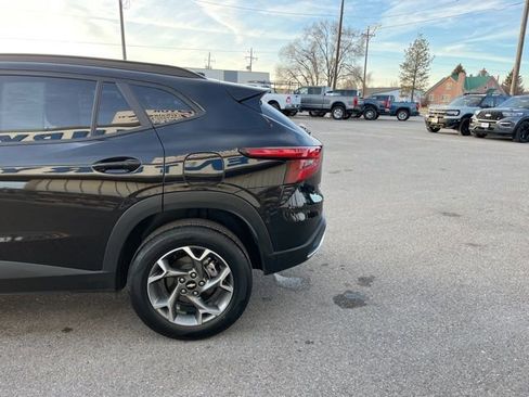 Used 2025 Chevrolet Trax LT w/ LT Convenience Package image 6