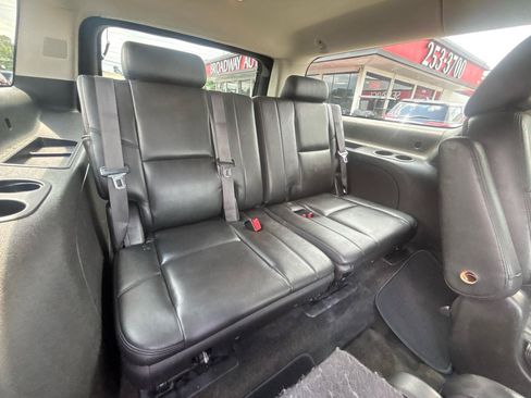 Used 2011 Cadillac Escalade ESV Luxury AWD/4WD image 13