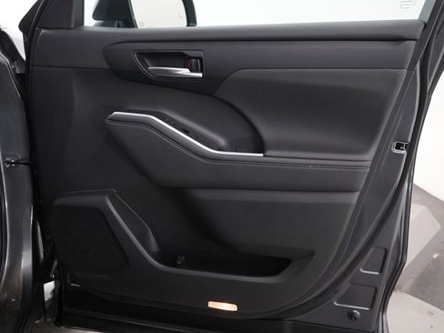 Used 2023 Toyota Highlander XLE image 14