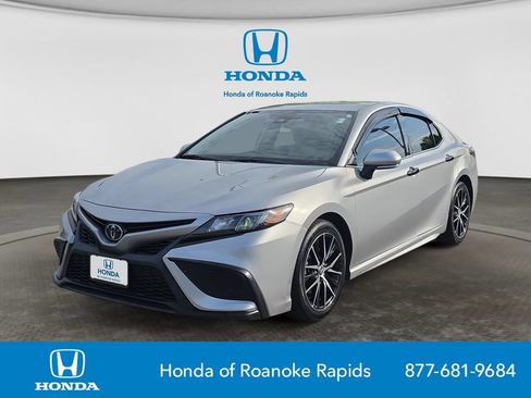 Used 2022 Toyota Camry SE FWD image 1