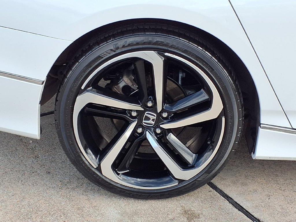 Used 2018 Honda Accord Touring image 32