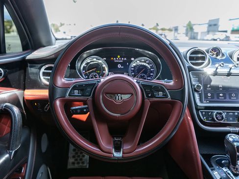 Used 2017 Bentley Bentayga AWD/4WD image 36
