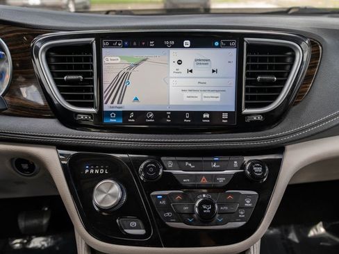 Used 2023 Chrysler Pacifica Limited FWD image 22