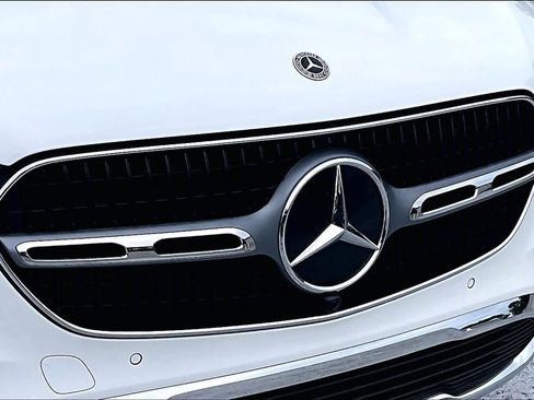 Used 2025 Mercedes-Benz GLC 300 image 29