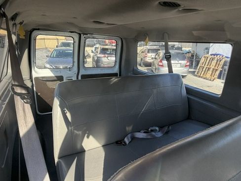 Used 2002 Ford E-150 and Econoline 150 Wagon RWD image 12