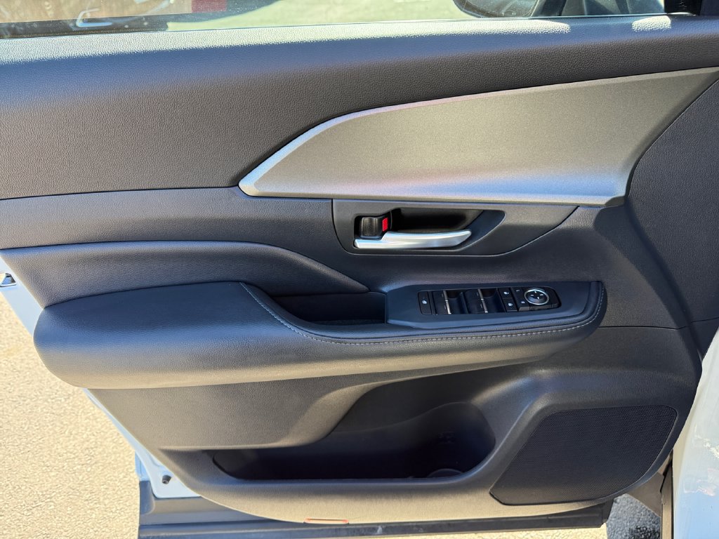 Used 2025 Toyota Grand Highlander AWD image 30