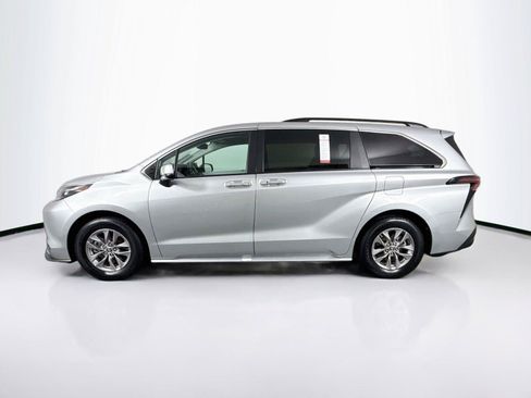 Certified 2025 Toyota Sienna XLE FWD image 14