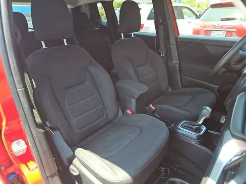Used 2018 Jeep Renegade Latitude w/ Popular Equipment Group AWD/4WD image 6
