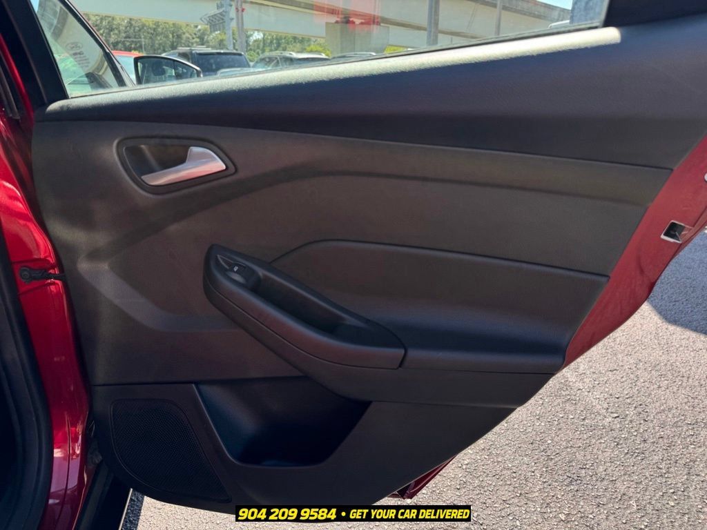 Used 2015 Ford Focus SE w/ Reverse Sensing Package FWD image 30