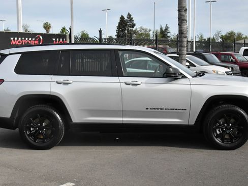 Used 2024 Jeep Grand Cherokee L Laredo image 9