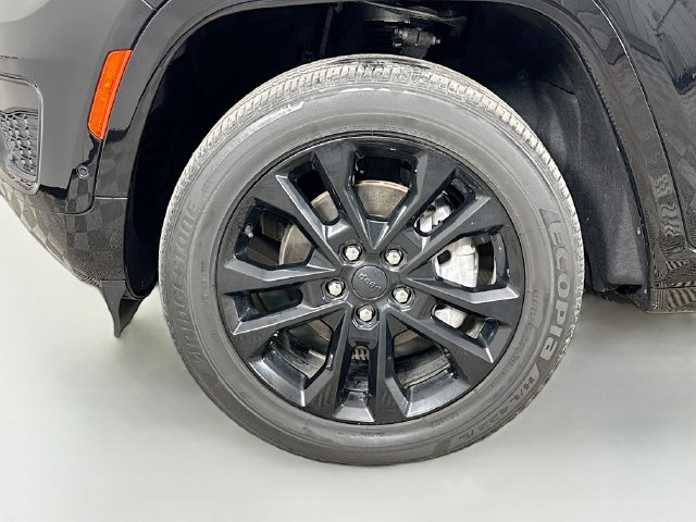 Used 2023 Jeep Grand Cherokee Overland w/ Rear Seat Video Group I AWD/4WD image 33