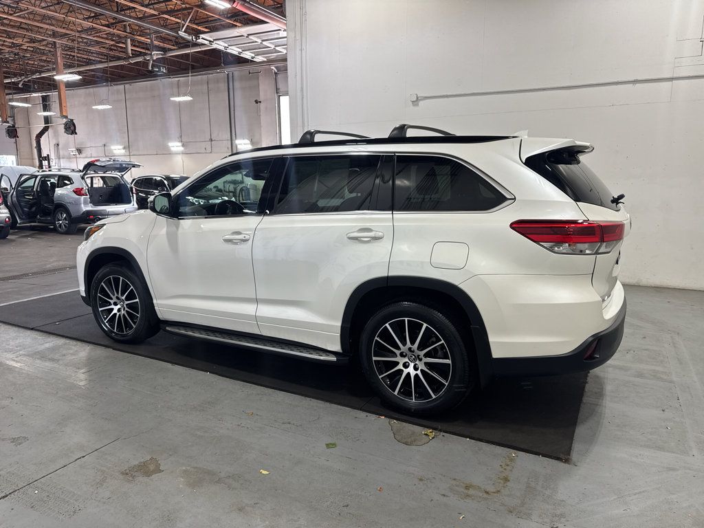 Used 2017 Toyota Highlander SE FWD image 4