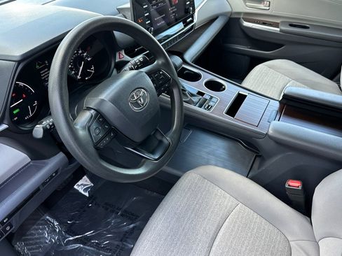 Used 2023 Toyota Sienna LE image 10