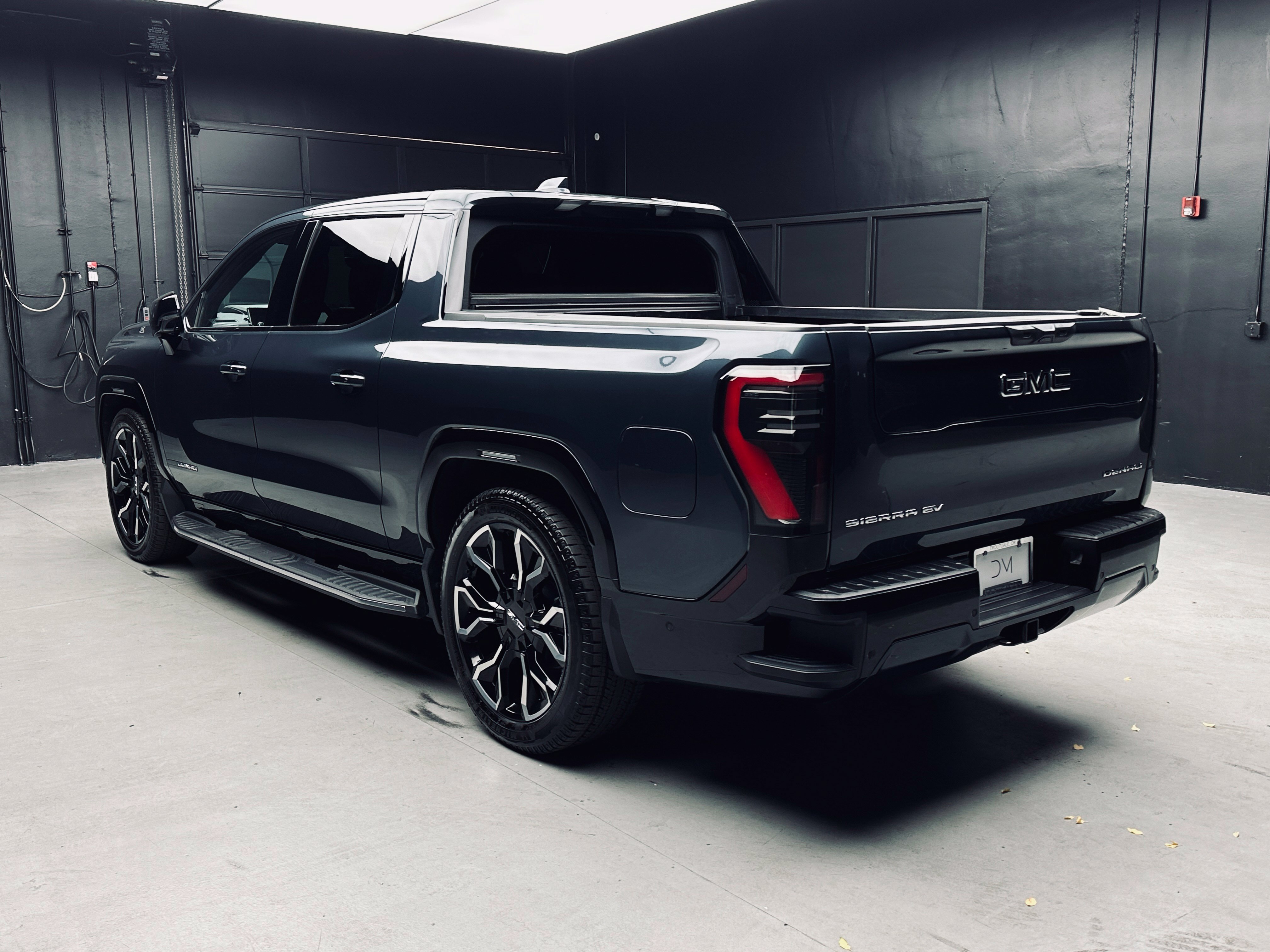 Used 2025 GMC Sierra EV Denali AWD/4WD image 4