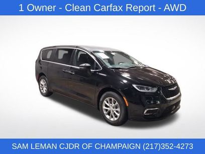 Used 2025 Chrysler Pacifica Select