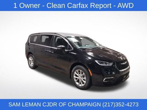 Used 2025 Chrysler Pacifica Select image 1