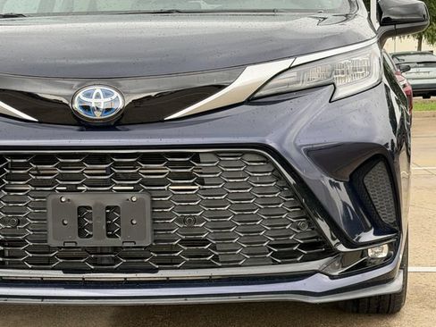 Used 2024 Toyota Sienna XSE FWD image 9