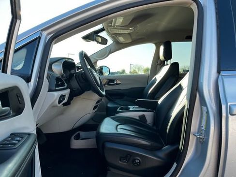 Used 2024 Chrysler Pacifica Select image 11