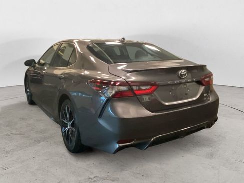 Used 2023 Toyota Camry SE image 3