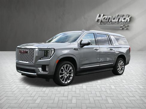 Used 2023 GMC Yukon XL SLT w/ SLT Premium Package AWD/4WD image 5