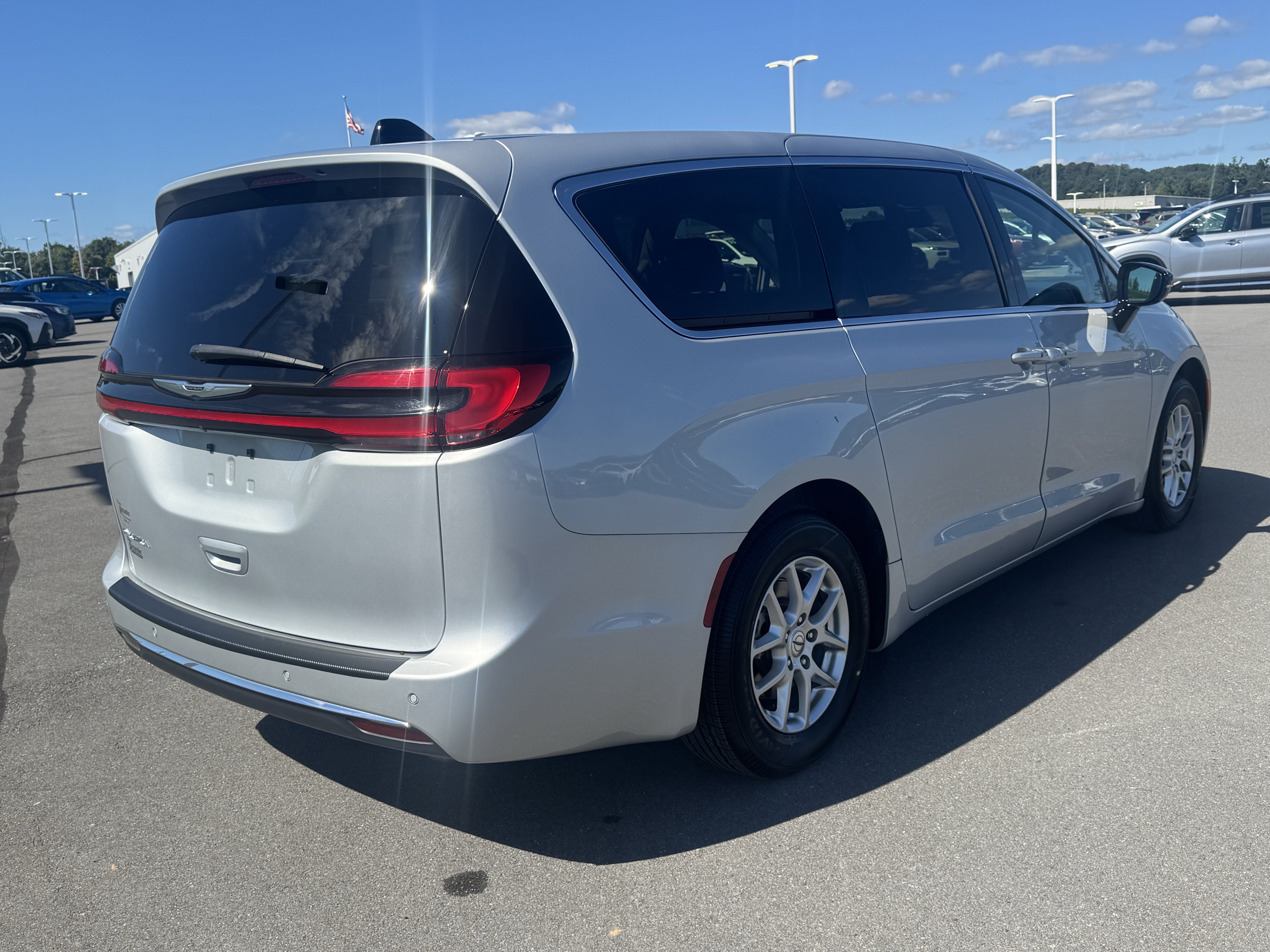 Used 2024 Chrysler Pacifica Touring-L FWD image 3