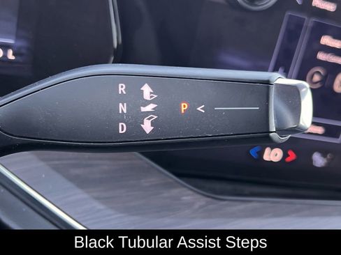 Used 2025 Chevrolet Suburban Z71 image 22