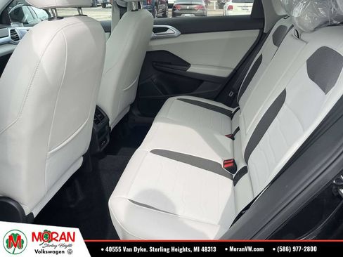 Used 2026 Volkswagen Taos SE AWD/4WD image 9