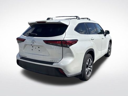 Used 2022 Toyota Highlander XLE AWD/4WD image 7