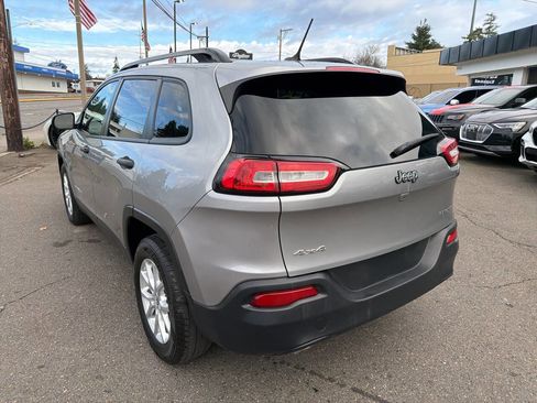 Used 2016 Jeep Cherokee Sport image 3