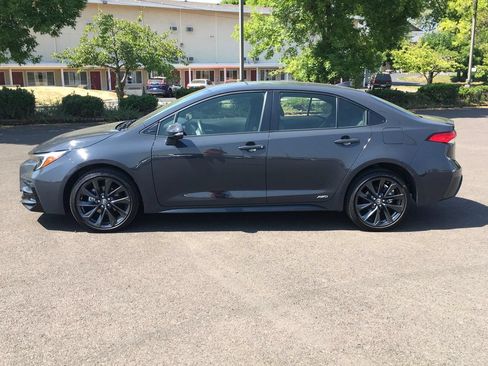 Used 2025 Toyota Corolla SE AWD/4WD image 3