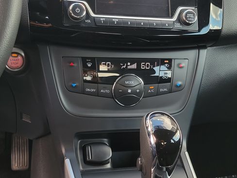 Certified 2018 Nissan Sentra SV FWD image 27
