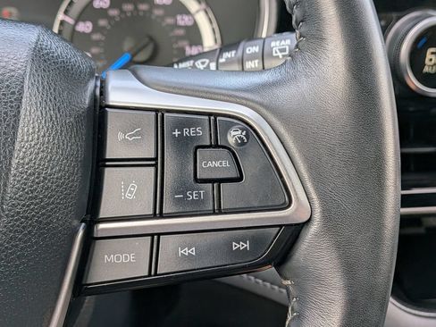 Used 2023 Toyota Highlander XLE AWD/4WD image 25