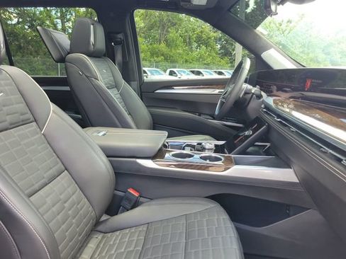 Certified 2025 Cadillac Escalade ESV Sport Platinum w/ LPO, Floor Liner Package AWD/4WD image 7