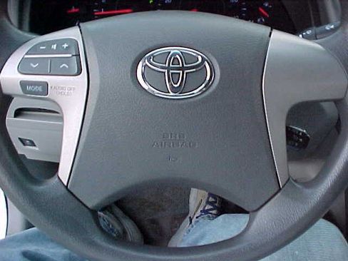 Used 2010 Toyota Camry LE FWD image 21