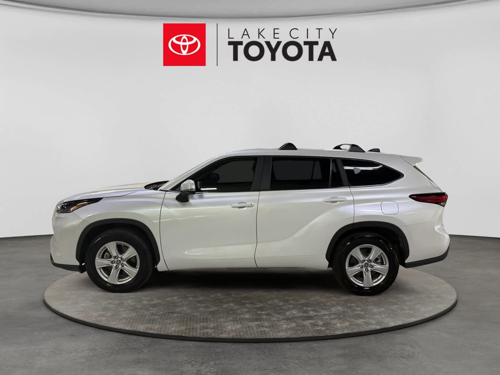 Used 2023 Toyota Highlander L FWD image 3