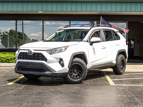Used 2019 Toyota RAV4 XLE Premium FWD image 5