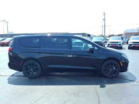 Used 2025 Chrysler Pacifica Limited FWD image 2