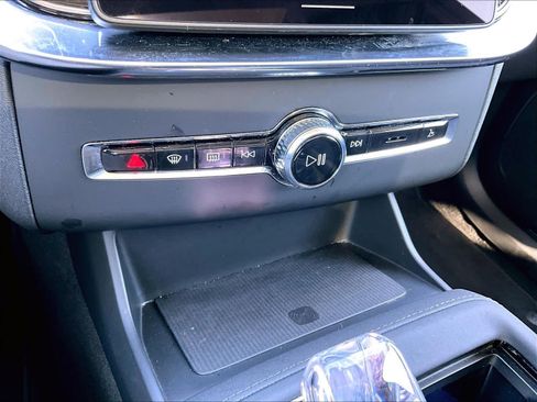 Used 2025 Volvo XC90 B6 Plus image 28