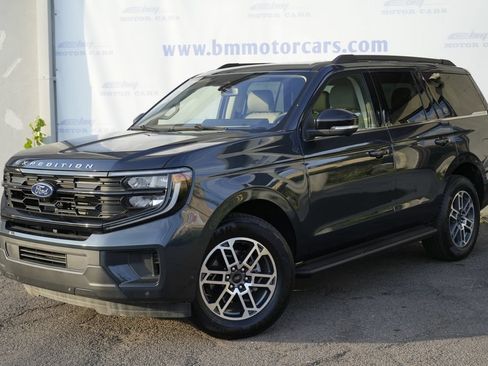 Used 2025 Ford Expedition Active RWD image 2